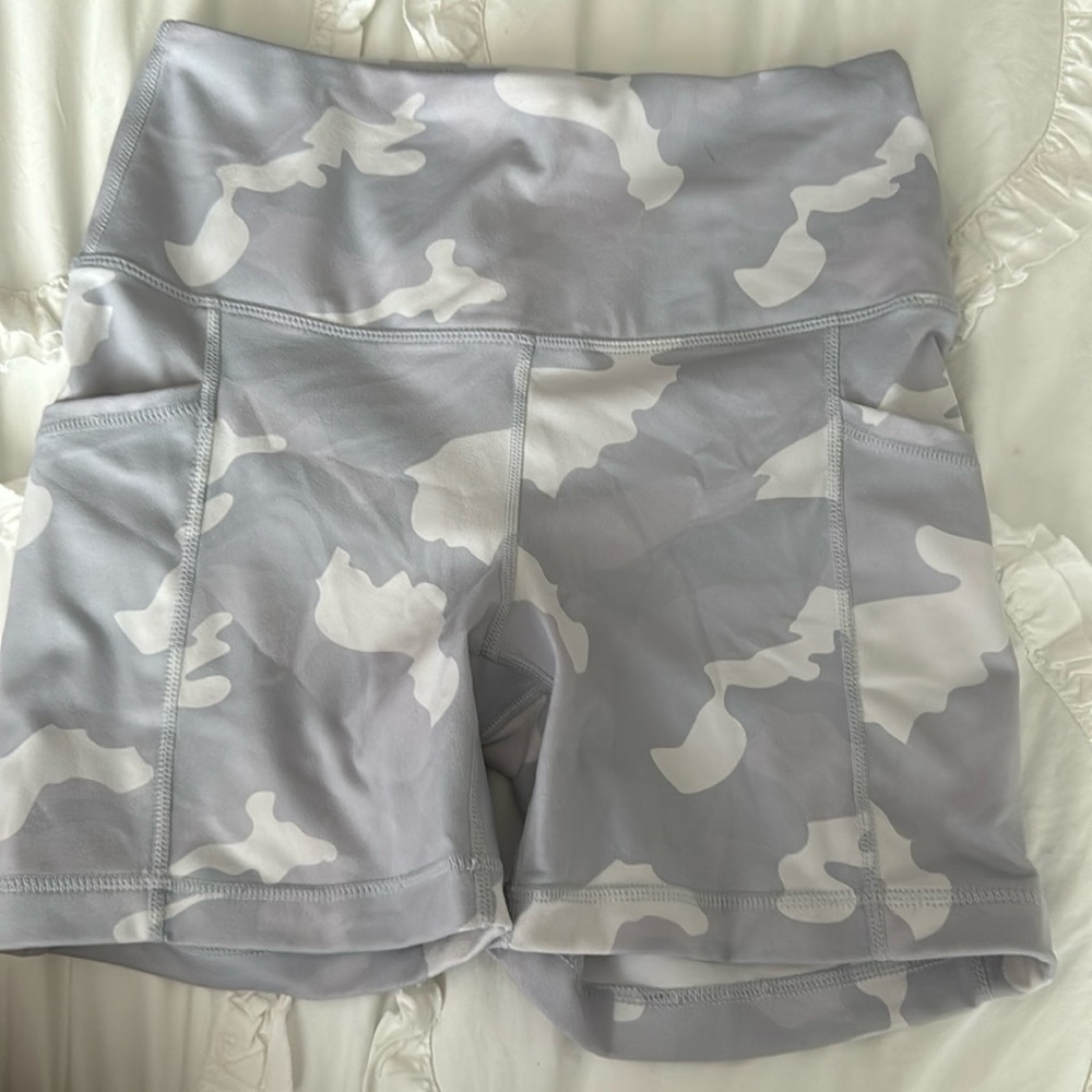yogalicious white camo biker shorts size small